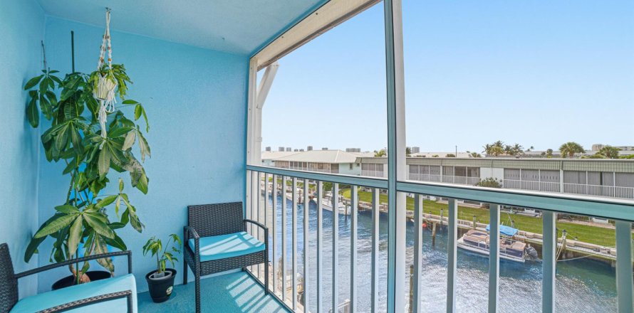 Condo in North Palm Beach, Florida, 2 bedrooms № 2174357
