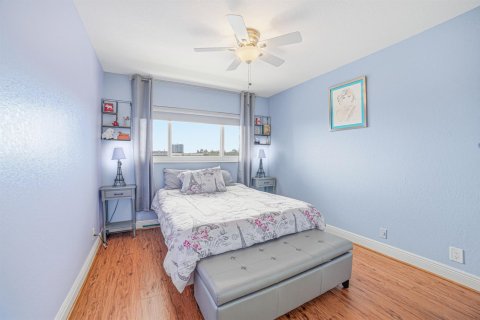 Condo in North Palm Beach, Florida, 2 bedrooms № 2174357 - photo 15