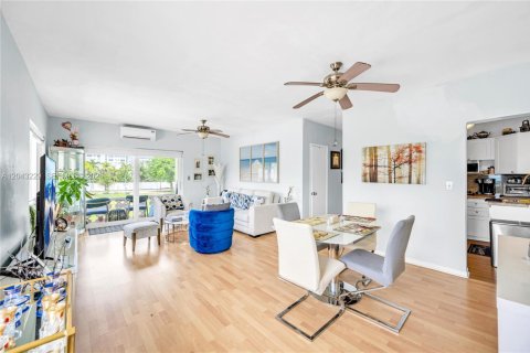 Condominio en venta en Bay Harbor Islands, Florida, 1 dormitorio, 65.03 m2 № 2184861 - foto 13