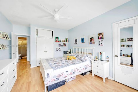 Condominio en venta en Bay Harbor Islands, Florida, 1 dormitorio, 65.03 m2 № 2184861 - foto 25
