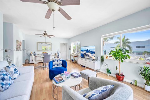 Condominio en venta en Bay Harbor Islands, Florida, 1 dormitorio, 65.03 m2 № 2184861 - foto 17