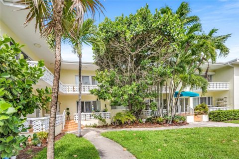 Condominio en venta en Bay Harbor Islands, Florida, 1 dormitorio, 65.03 m2 № 2184861 - foto 4