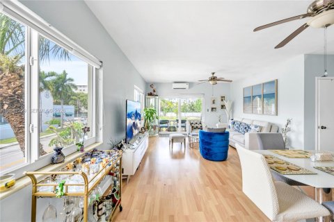 Condominio en venta en Bay Harbor Islands, Florida, 1 dormitorio, 65.03 m2 № 2184861 - foto 12