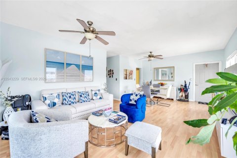 Condominio en venta en Bay Harbor Islands, Florida, 1 dormitorio, 65.03 m2 № 2184861 - foto 2