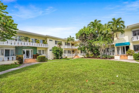 Condominio en venta en Bay Harbor Islands, Florida, 1 dormitorio, 65.03 m2 № 2184861 - foto 5