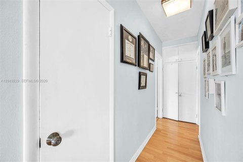Condominio en venta en Bay Harbor Islands, Florida, 1 dormitorio, 65.03 m2 № 2184861 - foto 22