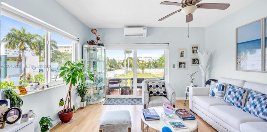 Condominio en Bay Harbor Islands, Florida, 1 dormitorio № 2184861