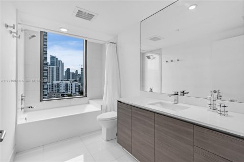 Condominio en alquiler en Miami, Florida, 3 dormitorios, 129.6 m2 № 1974008 - foto 17