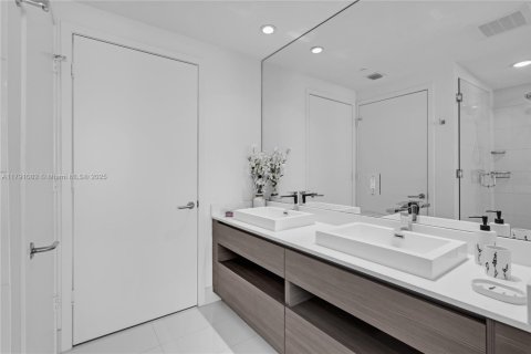 Condominio en alquiler en Miami, Florida, 3 dormitorios, 129.6 m2 № 1974008 - foto 13