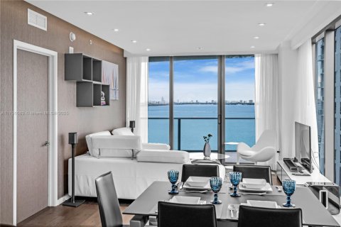 Condominio en alquiler en Miami, Florida, 3 dormitorios, 129.6 m2 № 1974008 - foto 1