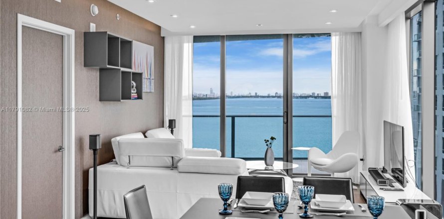 Condominio en Miami, Florida, 3 dormitorios  № 1974008