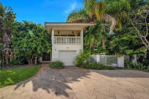 Купить виллу или дом в Корал-Гейблс, Флорида 4 спальни, 242.66м2, № 1955994 - фото 1