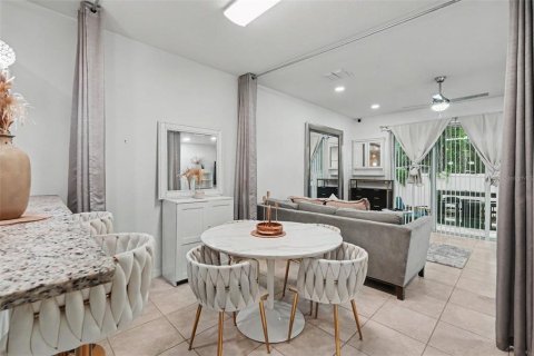 Townhouse in Tampa, Florida 2 bedrooms, 147.53 sq.m. № 2207084 - photo 12