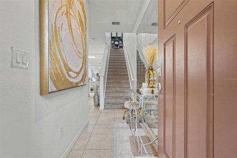 Townhouse in Tampa, Florida 2 bedrooms, 147.53 sq.m. № 2207084 - photo 3