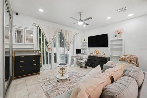 Townhouse in Tampa, Florida 2 bedrooms, 147.53 sq.m. № 2207084 - photo 13