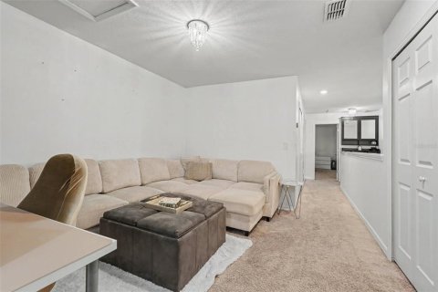 Townhouse in Tampa, Florida 2 bedrooms, 147.53 sq.m. № 2207084 - photo 18