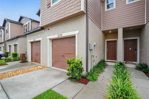 Townhouse in Tampa, Florida 2 bedrooms, 147.53 sq.m. № 2207084 - photo 2