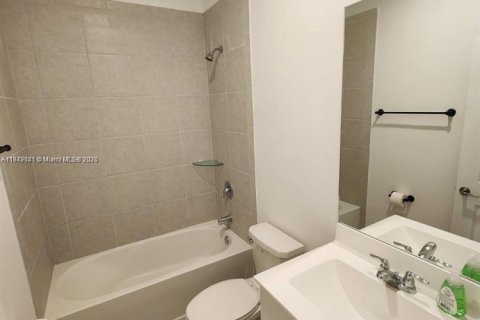 Adosado en alquiler en Homestead, Florida, 3 dormitorios № 1939760 - foto 9