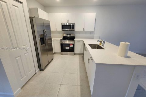 Adosado en alquiler en Homestead, Florida, 3 dormitorios № 1939760 - foto 3