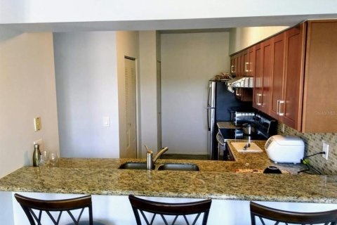 Condo in Palm Harbor, Florida, 2 bedrooms № 2222162 - photo 3