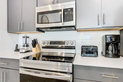 Townhouse in Four Corners, Florida 3 bedrooms, 158.31 sq.m. № 1649384 - photo 8