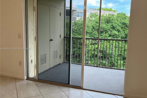 Copropriété à louer à Doral, Floride: 1 chambre, 75.25 m2 № 1997336 - photo 2