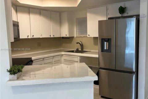 Copropriété à louer à Doral, Floride: 1 chambre, 75.25 m2 № 1997336 - photo 4