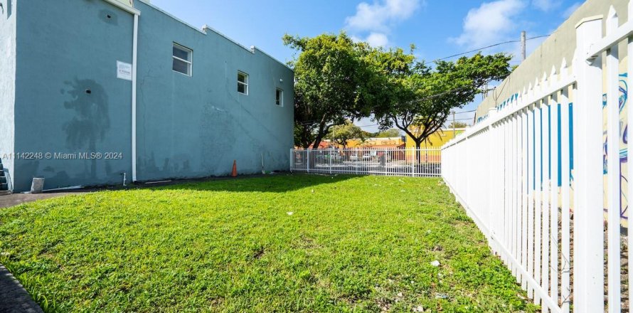 Commercial property in Miami, Florida № 1812337