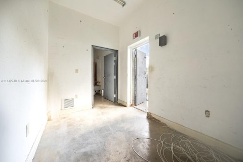 Commercial property in Miami, Florida № 1812337 - photo 16