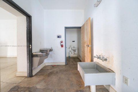 Commercial property in Miami, Florida № 1812337 - photo 15