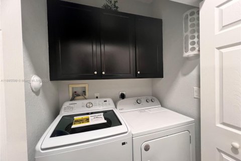 Townhouse in Homestead, Florida 3 bedrooms, 152.55 sq.m. № 1942178 - photo 17