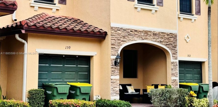 Townhouse in Homestead, Florida 3 bedrooms, 152.55 sq.m. № 1942178