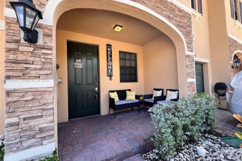 Townhouse in Homestead, Florida 3 bedrooms, 152.55 sq.m. № 1942178 - photo 2