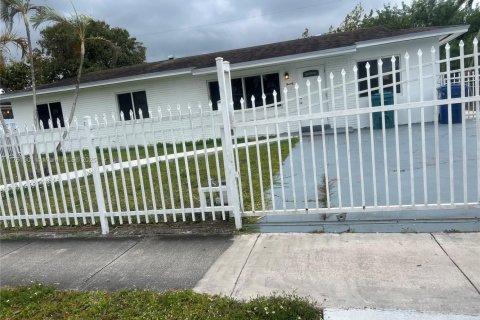 Casa en venta en Miami Gardens, Florida, 3 dormitorios, 152.27 m2 № 1714347 - foto 2