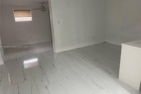 Casa en venta en Miami Gardens, Florida, 3 dormitorios, 152.27 m2 № 1714347 - foto 3