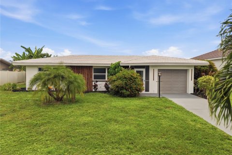 House in Cape Coral, Florida 2 bedrooms, 95.6 sq.m. № 2280256