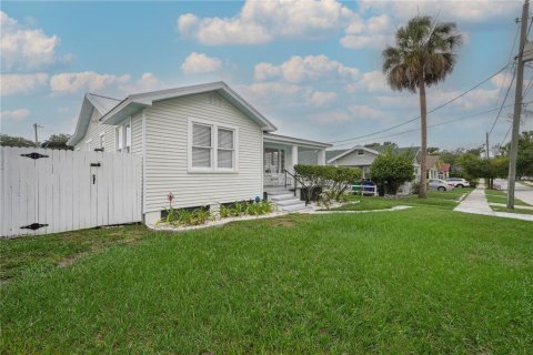 House in Tampa, Florida 3 bedrooms, 117.43 sq.m. № 1773671 - photo 2