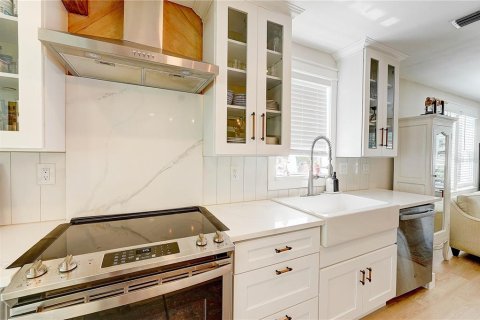 House in Tampa, Florida 3 bedrooms, 117.43 sq.m. № 1773671 - photo 14