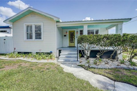 House in Tampa, Florida 3 bedrooms, 117.43 sq.m. № 1773671 - photo 1