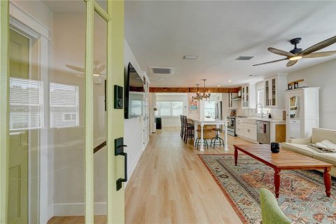 House in Tampa, Florida 3 bedrooms, 117.43 sq.m. № 1773671 - photo 6