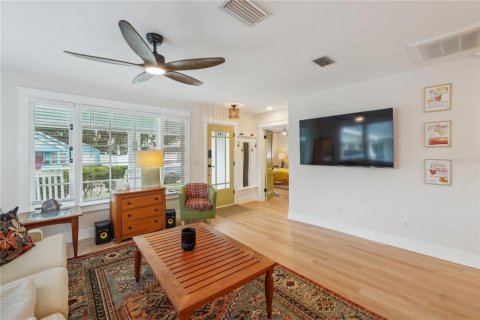 House in Tampa, Florida 3 bedrooms, 117.43 sq.m. № 1773671 - photo 10