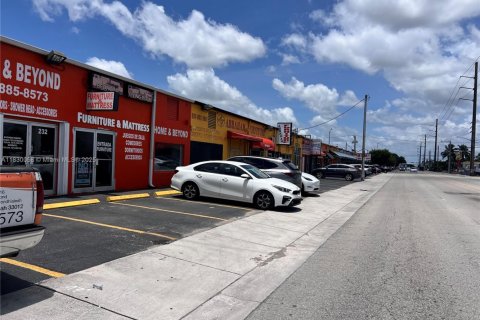 Commercial property in Hialeah, Florida № 1804455 - photo 1