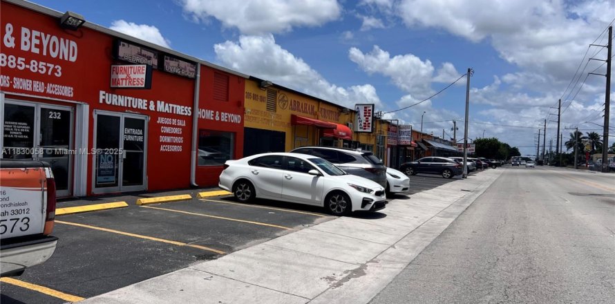 Commercial property in Hialeah, Florida № 1804455