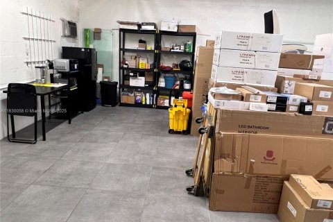 Commercial property in Hialeah, Florida № 1804455 - photo 10