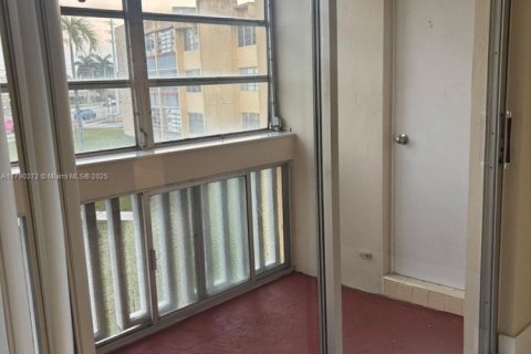 Condominio en venta en Miami, Florida, 1 dormitorio, 72.37 m2 № 2034267 - foto 11