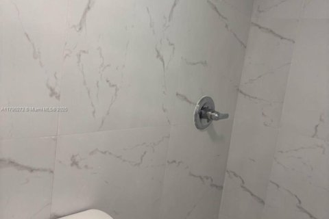 Condominio en venta en Miami, Florida, 1 dormitorio, 72.37 m2 № 2034267 - foto 13