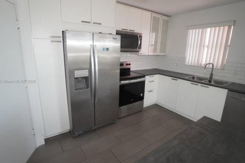Copropriété à louer à Miami, Floride: 2 chambres, 105.91 m2 № 1972701 - photo 2