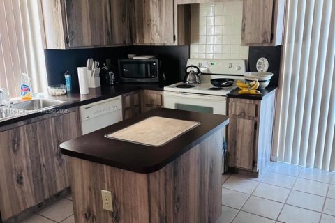 House in Miami, Florida 4 bedrooms, 192.31 sq.m. № 2022065 - photo 3