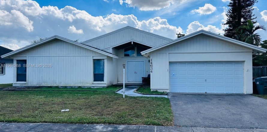 House in Miami, Florida 4 bedrooms, 192.31 sq.m. № 2022065