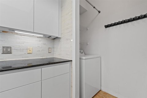 Condo in Miami, Florida, 2 bedrooms  № 1713626 - photo 7